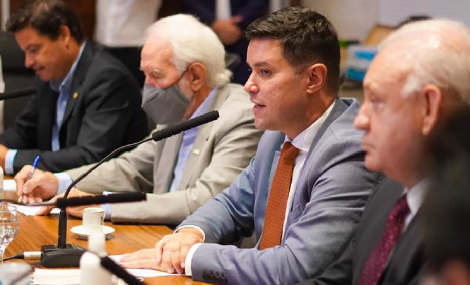 Deputados, prefeitos e lideranças do Sudoeste participaram de reunião sobre a revitalização da PRC-280 e a inclusão da rodovia no pacote de concessões do Governo Federal. O encontro contou com o vice-governador Darci Piana, o chefe da Casa Civil, Guto Silva; o secretário estadual de Infraestrutura e Logística, Sandro Alex, e o diretor-geral do DER-PR, Fernando Furiatti. Foto: Guilherme Flores