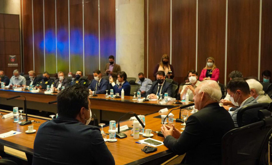 Deputados, prefeitos e lideranças do Sudoeste participaram de reunião sobre a revitalização da PRC-280 e a inclusão da rodovia no pacote de concessões do Governo Federal. O encontro contou com o vice-governador Darci Piana, o chefe da Casa Civil, Guto Silva; o secretário estadual de Infraestrutura e Logística, Sandro Alex, e o diretor-geral do DER-PR, Fernando Furiatti. Foto: Guilherme Flores