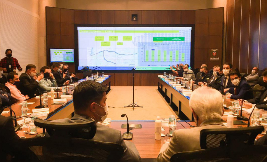 Deputados, prefeitos e lideranças do Sudoeste participaram de reunião sobre a revitalização da PRC-280 e a inclusão da rodovia no pacote de concessões do Governo Federal. O encontro contou com o vice-governador Darci Piana, o chefe da Casa Civil, Guto Silva; o secretário estadual de Infraestrutura e Logística, Sandro Alex, e o diretor-geral do DER-PR, Fernando Furiatti. Foto: Guilherme Flores