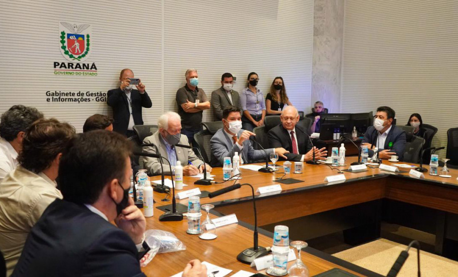 Deputados, prefeitos e lideranças do Sudoeste participaram de reunião sobre a revitalização da PRC-280 e a inclusão da rodovia no pacote de concessões do Governo Federal. O encontro contou com o vice-governador Darci Piana, o chefe da Casa Civil, Guto Silva; o secretário estadual de Infraestrutura e Logística, Sandro Alex, e o diretor-geral do DER-PR, Fernando Furiatti. Foto: Guilherme Flores