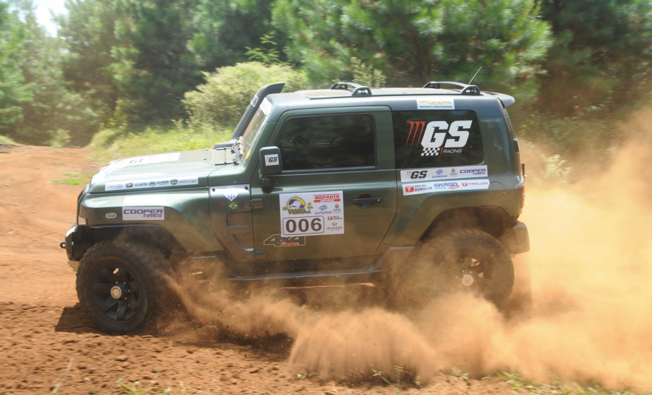 A 27ª edição do Transparaná conta até o momento com 112 veículos inscritos e terá cerca de mil quilômetros de percurso. A largada será às 8h do dia 17 de fevereiro, quarta-feira, de Foz do Iguaçu (Parque das Cataratas) e o trajeto vai passar por Cascavel, Guarapuava, Irati, com chegada no Palácio Iguaçu, em Curitiba, no dia 20.  -  Foto: Divulgação