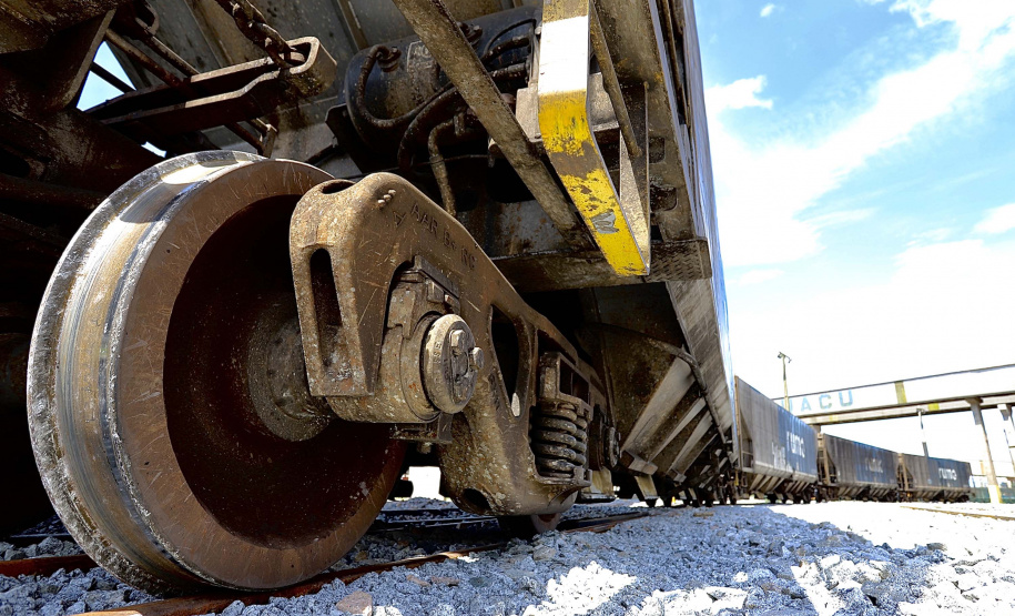 A Cotriguaçu, um dos onze terminais que integram o Corredor de Exportação Leste do Porto de Paranaguá, inaugurou nesta quarta-feira (10) um novo desvio ferroviário. O investimento privado na remodelação, de R$ 8 milhões, vai ao encontro do Plano Estadual Ferroviário e dos projetos da Portos do Paraná para ampliação da capacidade e participação do modal no transporte de carga.