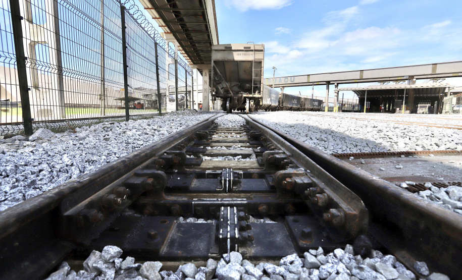 A Cotriguaçu, um dos onze terminais que integram o Corredor de Exportação Leste do Porto de Paranaguá, inaugurou nesta quarta-feira (10) um novo desvio ferroviário. O investimento privado na remodelação, de R$ 8 milhões, vai ao encontro do Plano Estadual Ferroviário e dos projetos da Portos do Paraná para ampliação da capacidade e participação do modal no transporte de carga.