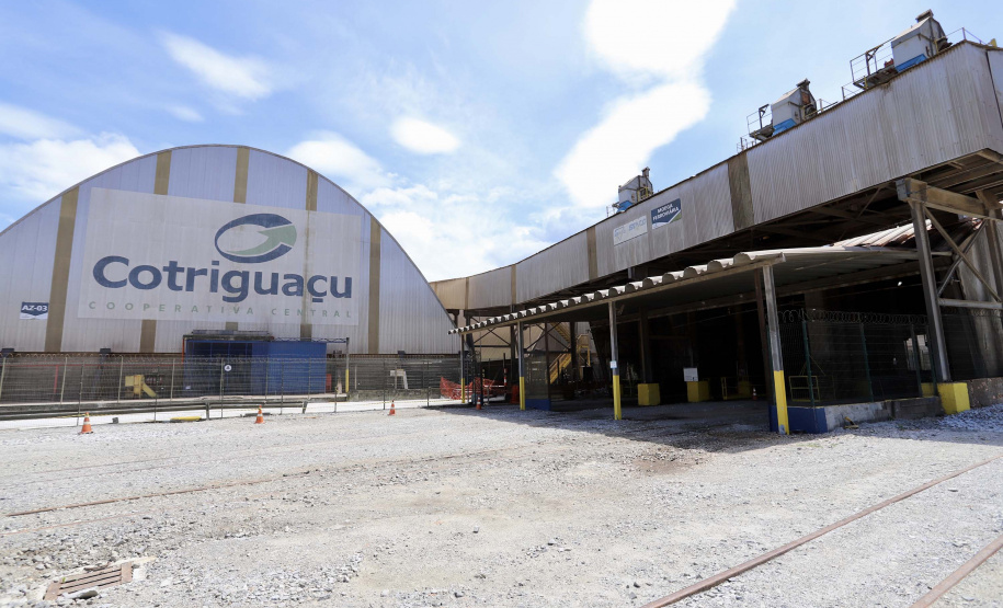 A Cotriguaçu, um dos onze terminais que integram o Corredor de Exportação Leste do Porto de Paranaguá, inaugurou nesta quarta-feira (10) um novo desvio ferroviário. O investimento privado na remodelação, de R$ 8 milhões, vai ao encontro do Plano Estadual Ferroviário e dos projetos da Portos do Paraná para ampliação da capacidade e participação do modal no transporte de carga.