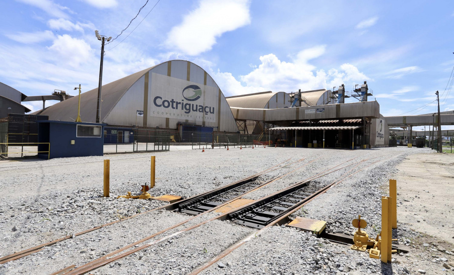 A Cotriguaçu, um dos onze terminais que integram o Corredor de Exportação Leste do Porto de Paranaguá, inaugurou nesta quarta-feira (10) um novo desvio ferroviário. O investimento privado na remodelação, de R$ 8 milhões, vai ao encontro do Plano Estadual Ferroviário e dos projetos da Portos do Paraná para ampliação da capacidade e participação do modal no transporte de carga.