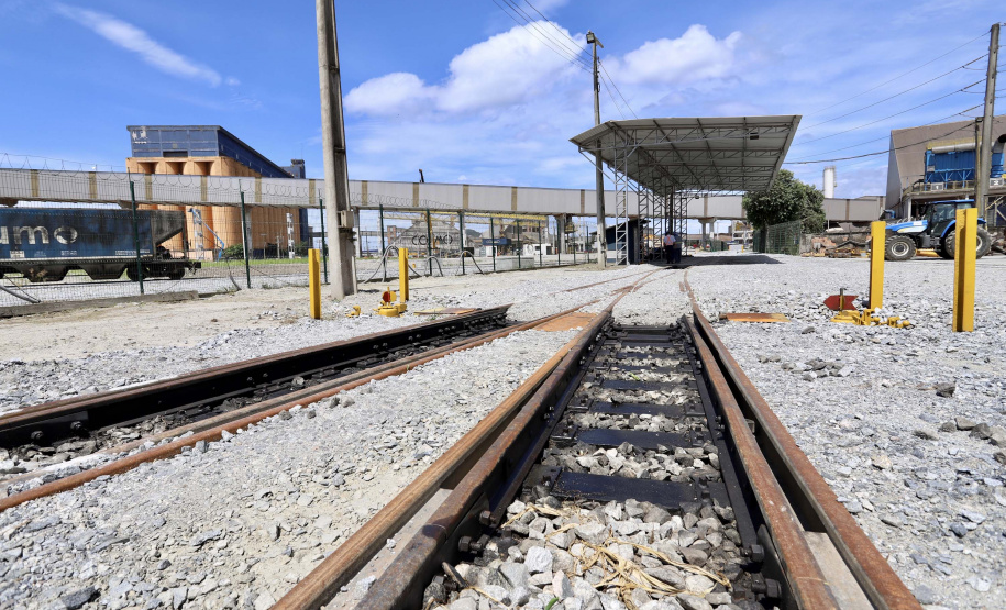 A Cotriguaçu, um dos onze terminais que integram o Corredor de Exportação Leste do Porto de Paranaguá, inaugurou nesta quarta-feira (10) um novo desvio ferroviário. O investimento privado na remodelação, de R$ 8 milhões, vai ao encontro do Plano Estadual Ferroviário e dos projetos da Portos do Paraná para ampliação da capacidade e participação do modal no transporte de carga.