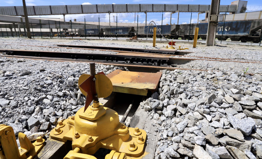 A Cotriguaçu, um dos onze terminais que integram o Corredor de Exportação Leste do Porto de Paranaguá, inaugurou nesta quarta-feira (10) um novo desvio ferroviário. O investimento privado na remodelação, de R$ 8 milhões, vai ao encontro do Plano Estadual Ferroviário e dos projetos da Portos do Paraná para ampliação da capacidade e participação do modal no transporte de carga.