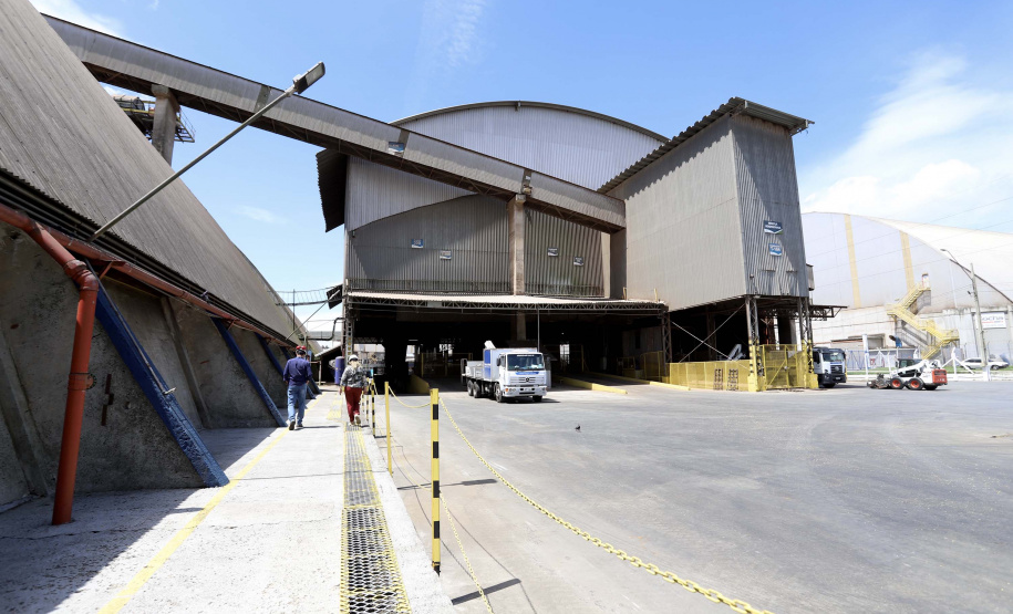 A Cotriguaçu, um dos onze terminais que integram o Corredor de Exportação Leste do Porto de Paranaguá, inaugurou nesta quarta-feira (10) um novo desvio ferroviário. O investimento privado na remodelação, de R$ 8 milhões, vai ao encontro do Plano Estadual Ferroviário e dos projetos da Portos do Paraná para ampliação da capacidade e participação do modal no transporte de carga.