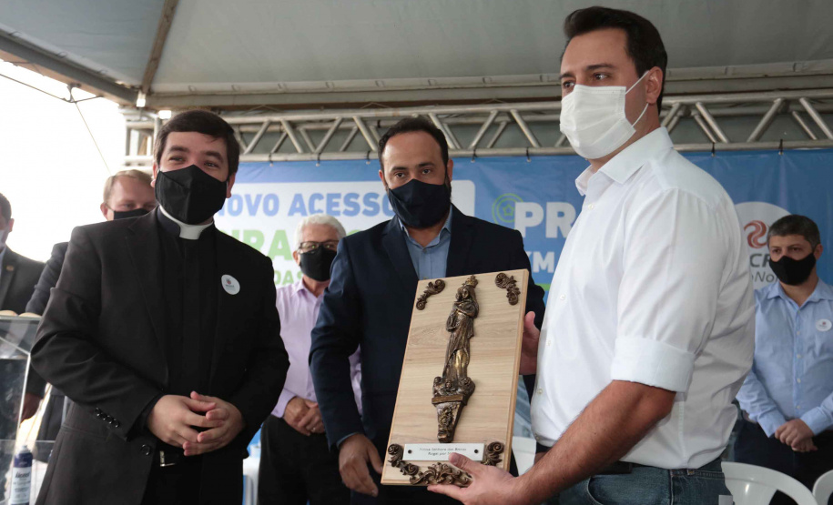 O governador Carlos Massa Ratinho Junior participou nesta quinta-feira (11) da inauguração do viaduto de acesso a Piraí do Sul e ao Santuário Nossa Senhora das Brotas, nos Campos Gerais. Ele está localizado no km 256 da PR-151 e foi construído em apenas dez meses pela concessionária CCR RodoNorte, que administra a ligação entre Ponta Grossa e Jaguariaíva. Foto: André Lara