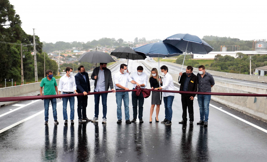 O governador Carlos Massa Ratinho Junior participou nesta quinta-feira (11) da inauguração do viaduto de acesso a Piraí do Sul e ao Santuário Nossa Senhora das Brotas, nos Campos Gerais. Ele está localizado no km 256 da PR-151 e foi construído em apenas dez meses pela concessionária CCR RodoNorte, que administra a ligação entre Ponta Grossa e Jaguariaíva. Foto: André Lara