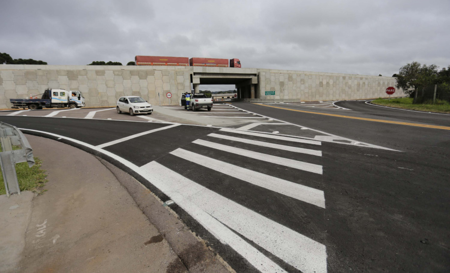 O governador Carlos Massa Ratinho Junior participou nesta quinta-feira (11) da inauguração do viaduto de acesso a Piraí do Sul e ao Santuário Nossa Senhora das Brotas, nos Campos Gerais. Ele está localizado no km 256 da PR-151 e foi construído em apenas dez meses pela concessionária CCR RodoNorte, que administra a ligação entre Ponta Grossa e Jaguariaíva.