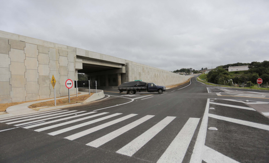 O governador Carlos Massa Ratinho Junior participou nesta quinta-feira (11) da inauguração do viaduto de acesso a Piraí do Sul e ao Santuário Nossa Senhora das Brotas, nos Campos Gerais. Ele está localizado no km 256 da PR-151 e foi construído em apenas dez meses pela concessionária CCR RodoNorte, que administra a ligação entre Ponta Grossa e Jaguariaíva.