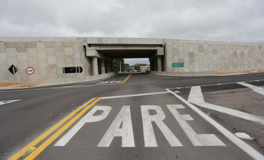 O governador Carlos Massa Ratinho Junior participou nesta quinta-feira (11) da inauguração do viaduto de acesso a Piraí do Sul e ao Santuário Nossa Senhora das Brotas, nos Campos Gerais. Ele está localizado no km 256 da PR-151 e foi construído em apenas dez meses pela concessionária CCR RodoNorte, que administra a ligação entre Ponta Grossa e Jaguariaíva.