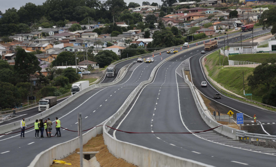 O governador Carlos Massa Ratinho Junior participou nesta quinta-feira (11) da inauguração do viaduto de acesso a Piraí do Sul e ao Santuário Nossa Senhora das Brotas, nos Campos Gerais. Ele está localizado no km 256 da PR-151 e foi construído em apenas dez meses pela concessionária CCR RodoNorte, que administra a ligação entre Ponta Grossa e Jaguariaíva.