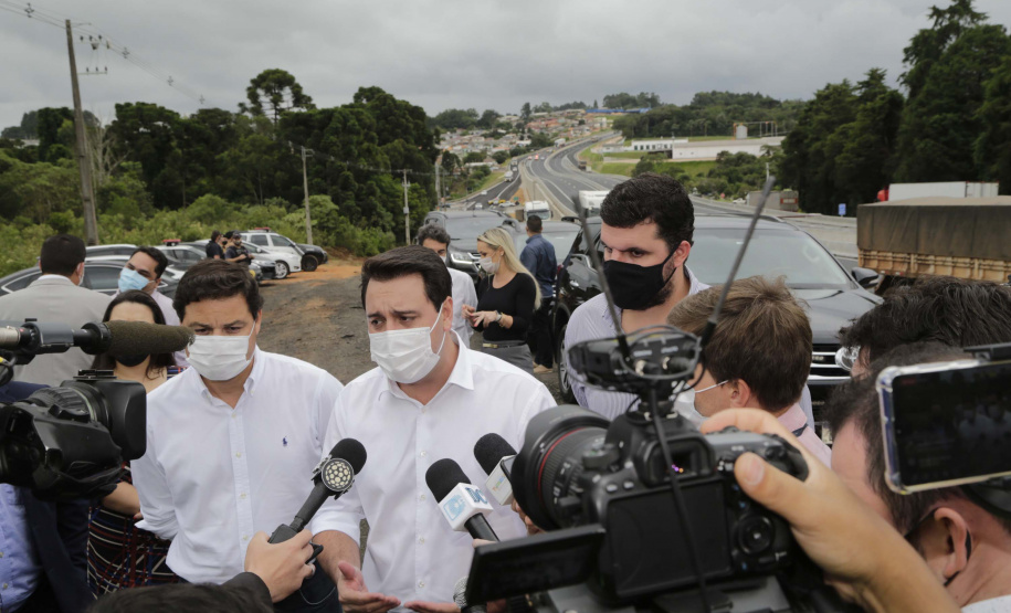 O governador Carlos Massa Ratinho Junior participou nesta quinta-feira (11) da inauguração do viaduto de acesso a Piraí do Sul e ao Santuário Nossa Senhora das Brotas, nos Campos Gerais. Ele está localizado no km 256 da PR-151 e foi construído em apenas dez meses pela concessionária CCR RodoNorte, que administra a ligação entre Ponta Grossa e Jaguariaíva.
