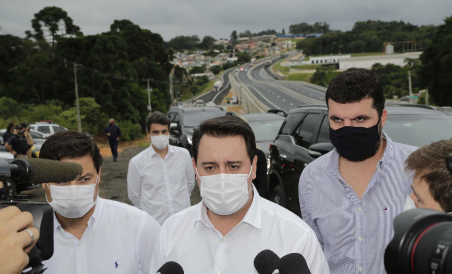 O governador Carlos Massa Ratinho Junior participou nesta quinta-feira (11) da inauguração do viaduto de acesso a Piraí do Sul e ao Santuário Nossa Senhora das Brotas, nos Campos Gerais. Ele está localizado no km 256 da PR-151 e foi construído em apenas dez meses pela concessionária CCR RodoNorte, que administra a ligação entre Ponta Grossa e Jaguariaíva.