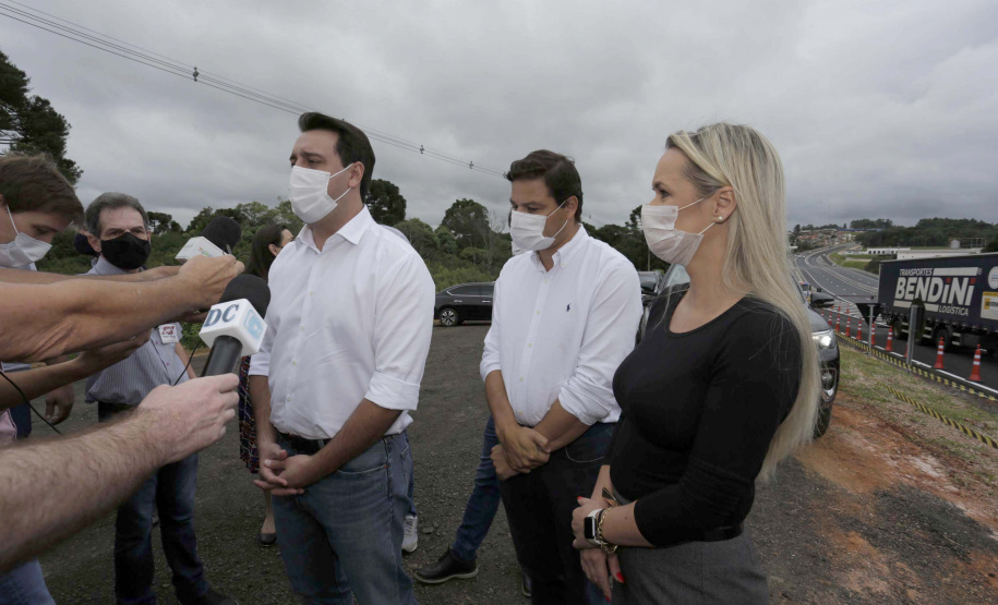 O governador Carlos Massa Ratinho Junior participou nesta quinta-feira (11) da inauguração do viaduto de acesso a Piraí do Sul e ao Santuário Nossa Senhora das Brotas, nos Campos Gerais. Ele está localizado no km 256 da PR-151 e foi construído em apenas dez meses pela concessionária CCR RodoNorte, que administra a ligação entre Ponta Grossa e Jaguariaíva.