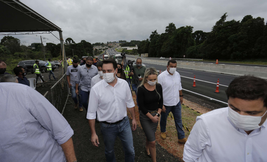 O governador Carlos Massa Ratinho Junior participou nesta quinta-feira (11) da inauguração do viaduto de acesso a Piraí do Sul e ao Santuário Nossa Senhora das Brotas, nos Campos Gerais. Ele está localizado no km 256 da PR-151 e foi construído em apenas dez meses pela concessionária CCR RodoNorte, que administra a ligação entre Ponta Grossa e Jaguariaíva.