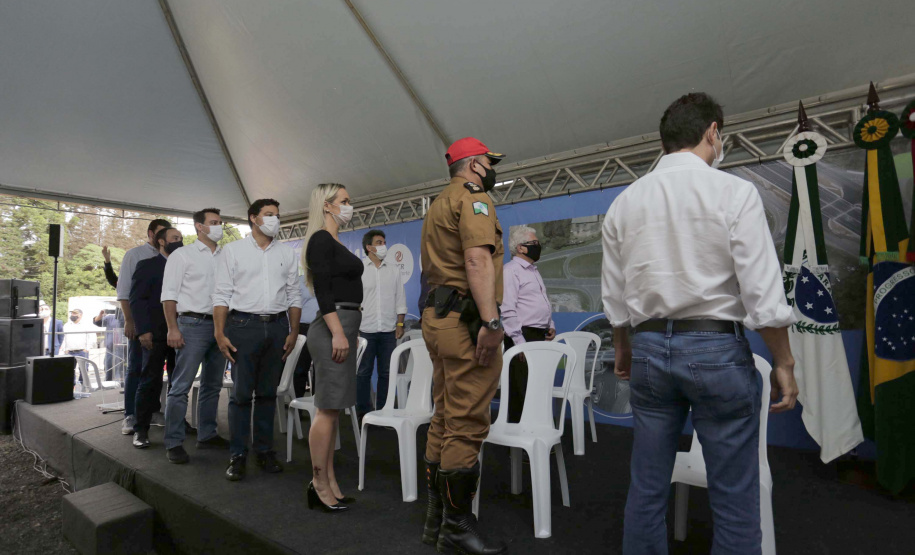 O governador Carlos Massa Ratinho Junior participou nesta quinta-feira (11) da inauguração do viaduto de acesso a Piraí do Sul e ao Santuário Nossa Senhora das Brotas, nos Campos Gerais. Ele está localizado no km 256 da PR-151 e foi construído em apenas dez meses pela concessionária CCR RodoNorte, que administra a ligação entre Ponta Grossa e Jaguariaíva.
