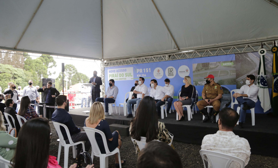 O governador Carlos Massa Ratinho Junior participou nesta quinta-feira (11) da inauguração do viaduto de acesso a Piraí do Sul e ao Santuário Nossa Senhora das Brotas, nos Campos Gerais. Ele está localizado no km 256 da PR-151 e foi construído em apenas dez meses pela concessionária CCR RodoNorte, que administra a ligação entre Ponta Grossa e Jaguariaíva.