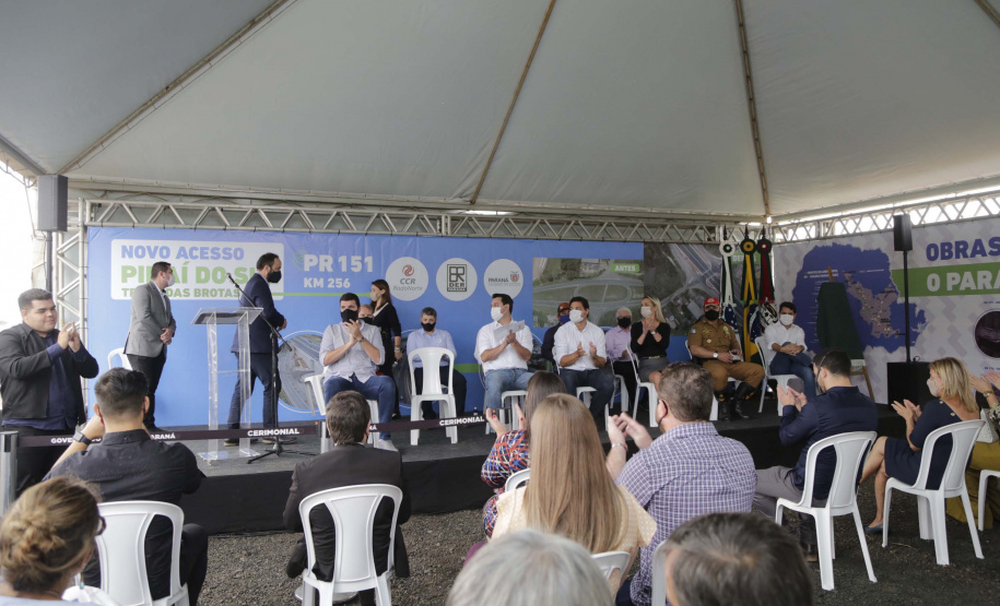 O governador Carlos Massa Ratinho Junior participou nesta quinta-feira (11) da inauguração do viaduto de acesso a Piraí do Sul e ao Santuário Nossa Senhora das Brotas, nos Campos Gerais. Ele está localizado no km 256 da PR-151 e foi construído em apenas dez meses pela concessionária CCR RodoNorte, que administra a ligação entre Ponta Grossa e Jaguariaíva.