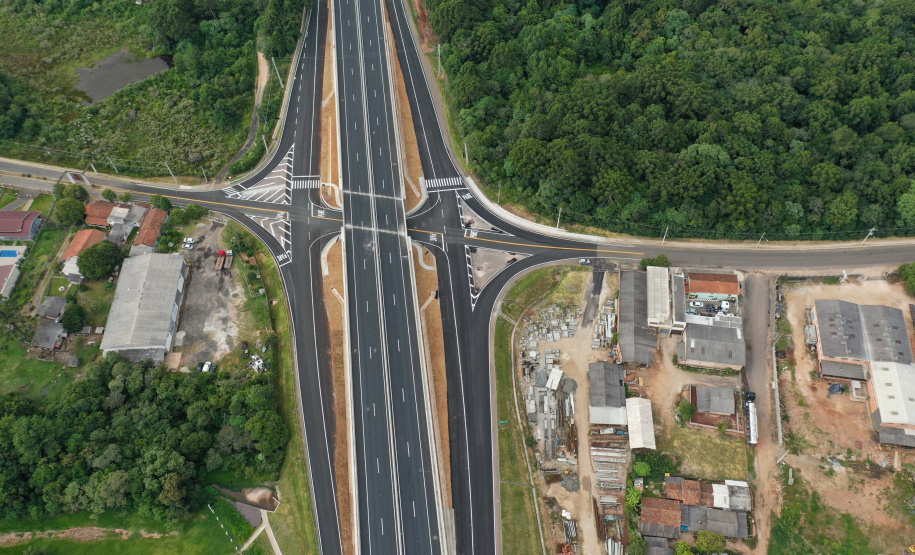 O governador Carlos Massa Ratinho Junior participou nesta quinta-feira (11) da inauguração do viaduto de acesso a Piraí do Sul e ao Santuário Nossa Senhora das Brotas, nos Campos Gerais. Ele está localizado no km 256 da PR-151 e foi construído em apenas dez meses pela concessionária CCR RodoNorte, que administra a ligação entre Ponta Grossa e Jaguariaíva.Foto: Alessandro Vieira/AEN