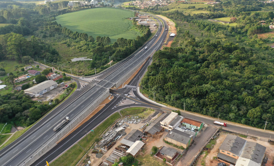 O governador Carlos Massa Ratinho Junior participou nesta quinta-feira (11) da inauguração do viaduto de acesso a Piraí do Sul e ao Santuário Nossa Senhora das Brotas, nos Campos Gerais. Ele está localizado no km 256 da PR-151 e foi construído em apenas dez meses pela concessionária CCR RodoNorte, que administra a ligação entre Ponta Grossa e Jaguariaíva.Foto: Alessandro Vieira/AEN