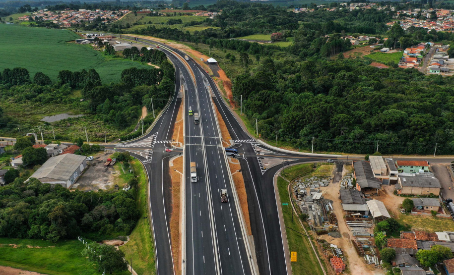 O governador Carlos Massa Ratinho Junior participou nesta quinta-feira (11) da inauguração do viaduto de acesso a Piraí do Sul e ao Santuário Nossa Senhora das Brotas, nos Campos Gerais. Ele está localizado no km 256 da PR-151 e foi construído em apenas dez meses pela concessionária CCR RodoNorte, que administra a ligação entre Ponta Grossa e Jaguariaíva.Foto: Alessandro Vieira/AEN