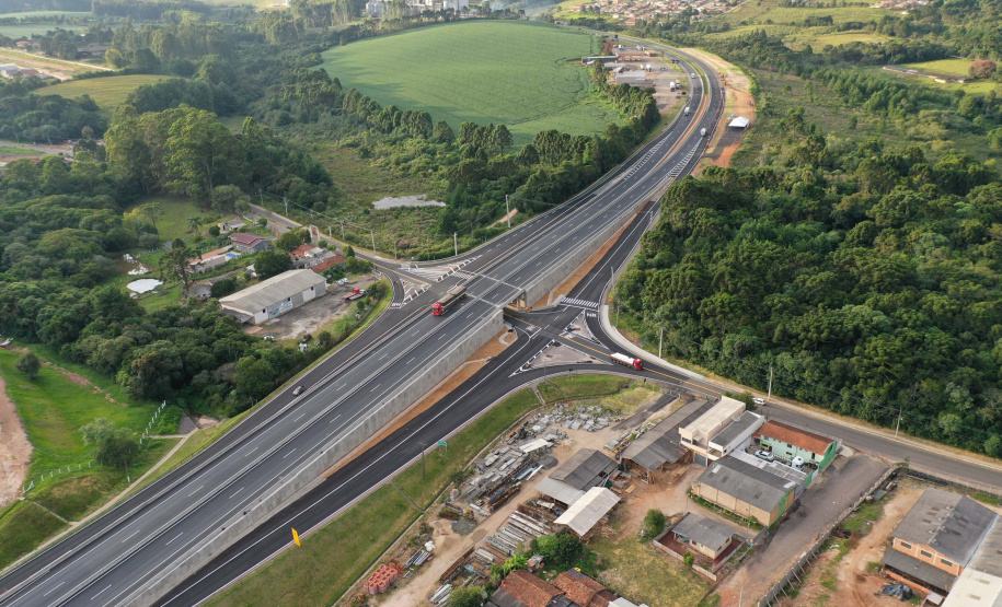 O governador Carlos Massa Ratinho Junior participou nesta quinta-feira (11) da inauguração do viaduto de acesso a Piraí do Sul e ao Santuário Nossa Senhora das Brotas, nos Campos Gerais. Ele está localizado no km 256 da PR-151 e foi construído em apenas dez meses pela concessionária CCR RodoNorte, que administra a ligação entre Ponta Grossa e Jaguariaíva.Foto: Alessandro Vieira/AEN