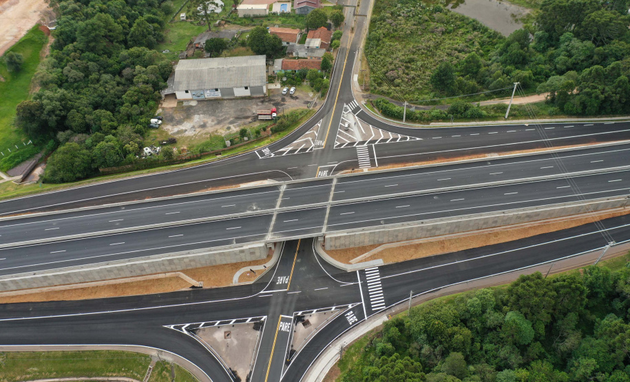 O governador Carlos Massa Ratinho Junior participou nesta quinta-feira (11) da inauguração do viaduto de acesso a Piraí do Sul e ao Santuário Nossa Senhora das Brotas, nos Campos Gerais. Ele está localizado no km 256 da PR-151 e foi construído em apenas dez meses pela concessionária CCR RodoNorte, que administra a ligação entre Ponta Grossa e Jaguariaíva.Foto: Alessandro Vieira/AEN