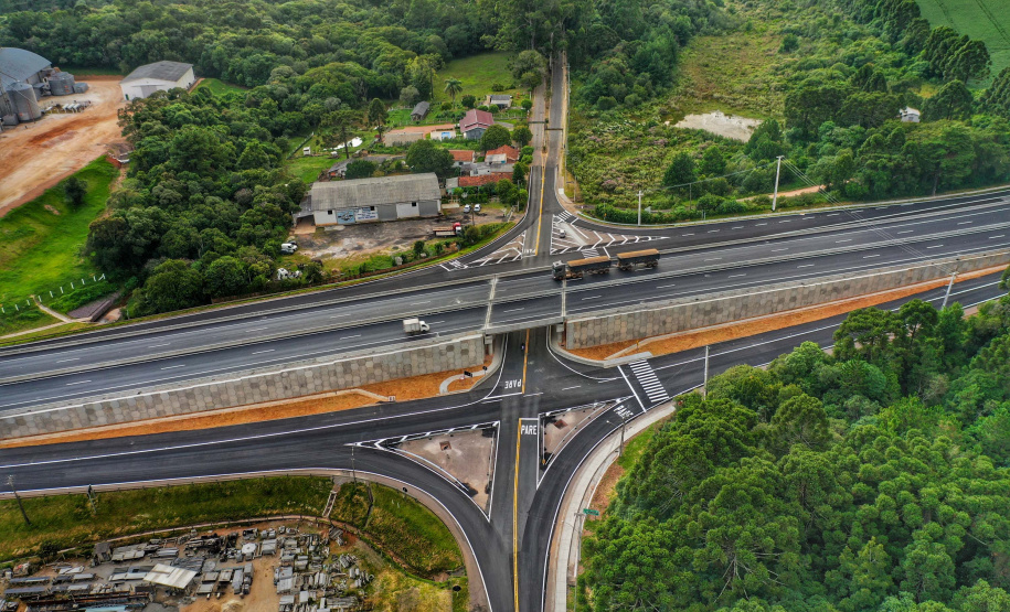 O governador Carlos Massa Ratinho Junior participou nesta quinta-feira (11) da inauguração do viaduto de acesso a Piraí do Sul e ao Santuário Nossa Senhora das Brotas, nos Campos Gerais. Ele está localizado no km 256 da PR-151 e foi construído em apenas dez meses pela concessionária CCR RodoNorte, que administra a ligação entre Ponta Grossa e Jaguariaíva.Foto: Alessandro Vieira/AEN