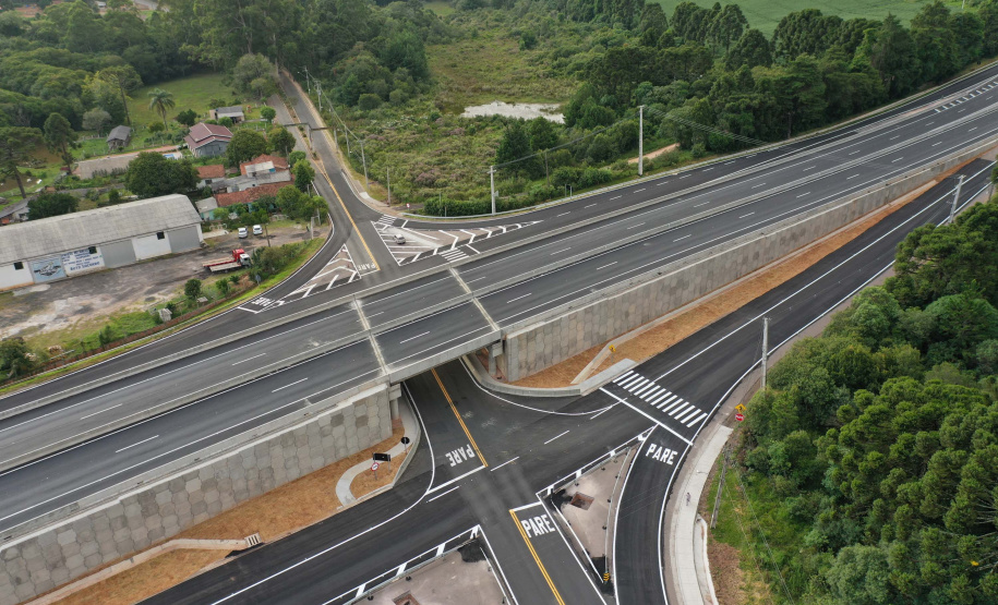 O governador Carlos Massa Ratinho Junior participou nesta quinta-feira (11) da inauguração do viaduto de acesso a Piraí do Sul e ao Santuário Nossa Senhora das Brotas, nos Campos Gerais. Ele está localizado no km 256 da PR-151 e foi construído em apenas dez meses pela concessionária CCR RodoNorte, que administra a ligação entre Ponta Grossa e Jaguariaíva.Foto: Alessandro Vieira/AEN