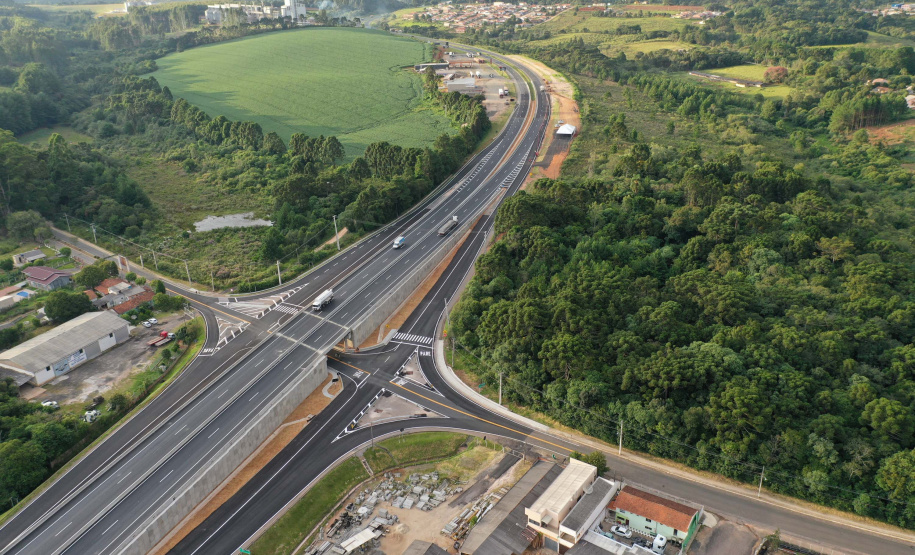 O governador Carlos Massa Ratinho Junior participou nesta quinta-feira (11) da inauguração do viaduto de acesso a Piraí do Sul e ao Santuário Nossa Senhora das Brotas, nos Campos Gerais. Ele está localizado no km 256 da PR-151 e foi construído em apenas dez meses pela concessionária CCR RodoNorte, que administra a ligação entre Ponta Grossa e Jaguariaíva.Foto: Alessandro Vieira/AEN