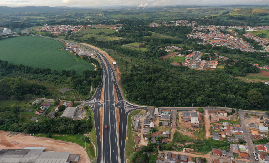 O governador Carlos Massa Ratinho Junior participou nesta quinta-feira (11) da inauguração do viaduto de acesso a Piraí do Sul e ao Santuário Nossa Senhora das Brotas, nos Campos Gerais. Ele está localizado no km 256 da PR-151 e foi construído em apenas dez meses pela concessionária CCR RodoNorte, que administra a ligação entre Ponta Grossa e Jaguariaíva.Foto: Alessandro Vieira/AEN