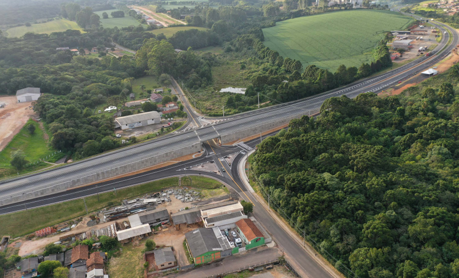 O governador Carlos Massa Ratinho Junior participou nesta quinta-feira (11) da inauguração do viaduto de acesso a Piraí do Sul e ao Santuário Nossa Senhora das Brotas, nos Campos Gerais. Ele está localizado no km 256 da PR-151 e foi construído em apenas dez meses pela concessionária CCR RodoNorte, que administra a ligação entre Ponta Grossa e Jaguariaíva.Foto: Alessandro Vieira/AEN