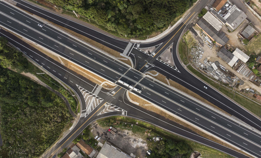 O governador Carlos Massa Ratinho Junior participou nesta quinta-feira (11) da inauguração do viaduto de acesso a Piraí do Sul e ao Santuário Nossa Senhora das Brotas, nos Campos Gerais. Ele está localizado no km 256 da PR-151 e foi construído em apenas dez meses pela concessionária CCR RodoNorte, que administra a ligação entre Ponta Grossa e Jaguariaíva.