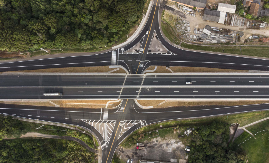 O governador Carlos Massa Ratinho Junior participou nesta quinta-feira (11) da inauguração do viaduto de acesso a Piraí do Sul e ao Santuário Nossa Senhora das Brotas, nos Campos Gerais. Ele está localizado no km 256 da PR-151 e foi construído em apenas dez meses pela concessionária CCR RodoNorte, que administra a ligação entre Ponta Grossa e Jaguariaíva.