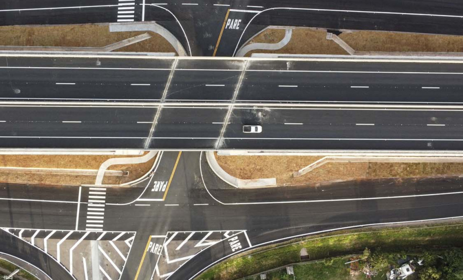 O governador Carlos Massa Ratinho Junior participou nesta quinta-feira (11) da inauguração do viaduto de acesso a Piraí do Sul e ao Santuário Nossa Senhora das Brotas, nos Campos Gerais. Ele está localizado no km 256 da PR-151 e foi construído em apenas dez meses pela concessionária CCR RodoNorte, que administra a ligação entre Ponta Grossa e Jaguariaíva.