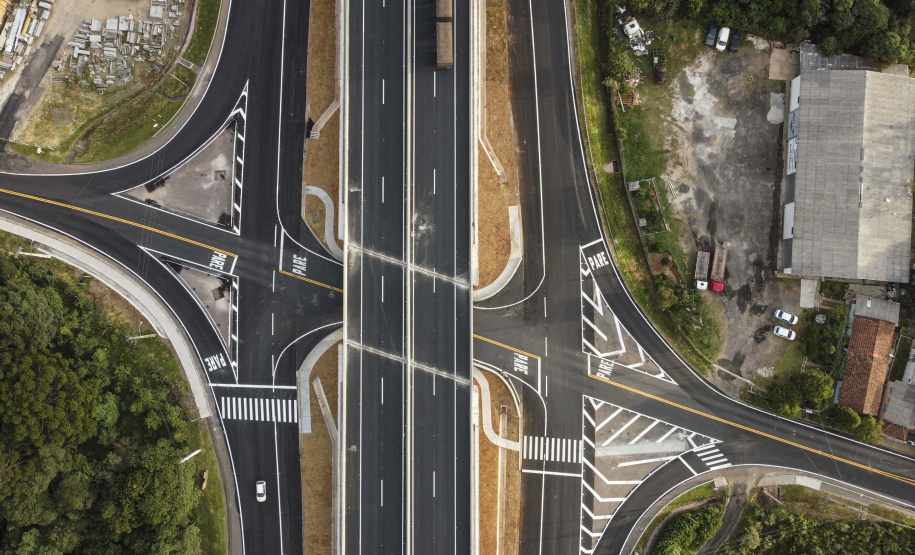O governador Carlos Massa Ratinho Junior participou nesta quinta-feira (11) da inauguração do viaduto de acesso a Piraí do Sul e ao Santuário Nossa Senhora das Brotas, nos Campos Gerais. Ele está localizado no km 256 da PR-151 e foi construído em apenas dez meses pela concessionária CCR RodoNorte, que administra a ligação entre Ponta Grossa e Jaguariaíva.