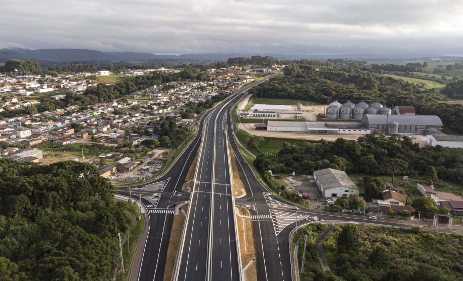 O governador Carlos Massa Ratinho Junior participou nesta quinta-feira (11) da inauguração do viaduto de acesso a Piraí do Sul e ao Santuário Nossa Senhora das Brotas, nos Campos Gerais. Ele está localizado no km 256 da PR-151 e foi construído em apenas dez meses pela concessionária CCR RodoNorte, que administra a ligação entre Ponta Grossa e Jaguariaíva.