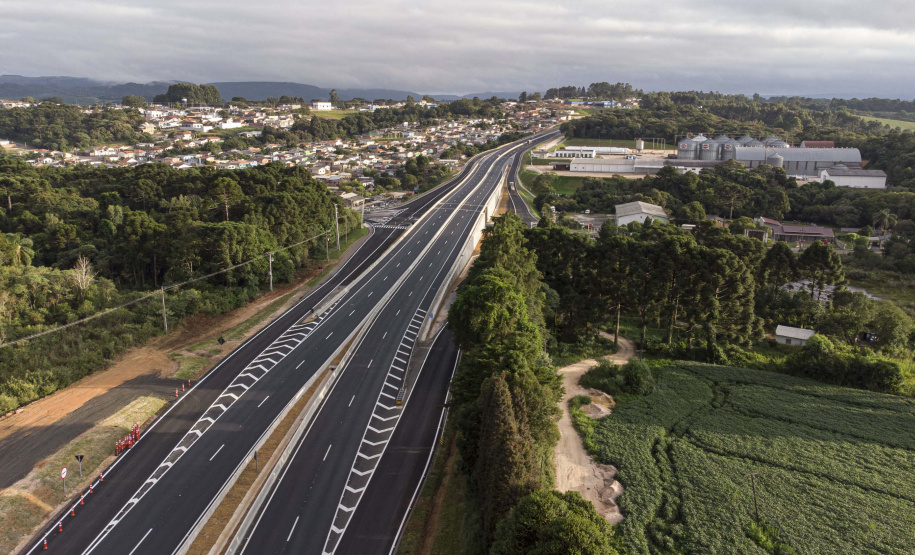 O governador Carlos Massa Ratinho Junior participou nesta quinta-feira (11) da inauguração do viaduto de acesso a Piraí do Sul e ao Santuário Nossa Senhora das Brotas, nos Campos Gerais. Ele está localizado no km 256 da PR-151 e foi construído em apenas dez meses pela concessionária CCR RodoNorte, que administra a ligação entre Ponta Grossa e Jaguariaíva.