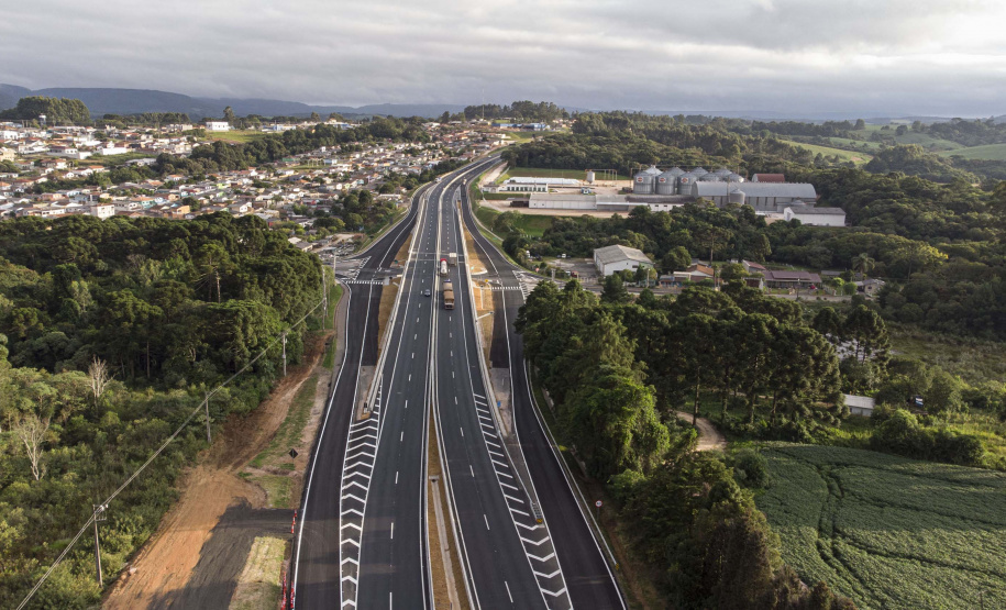 O governador Carlos Massa Ratinho Junior participou nesta quinta-feira (11) da inauguração do viaduto de acesso a Piraí do Sul e ao Santuário Nossa Senhora das Brotas, nos Campos Gerais. Ele está localizado no km 256 da PR-151 e foi construído em apenas dez meses pela concessionária CCR RodoNorte, que administra a ligação entre Ponta Grossa e Jaguariaíva.