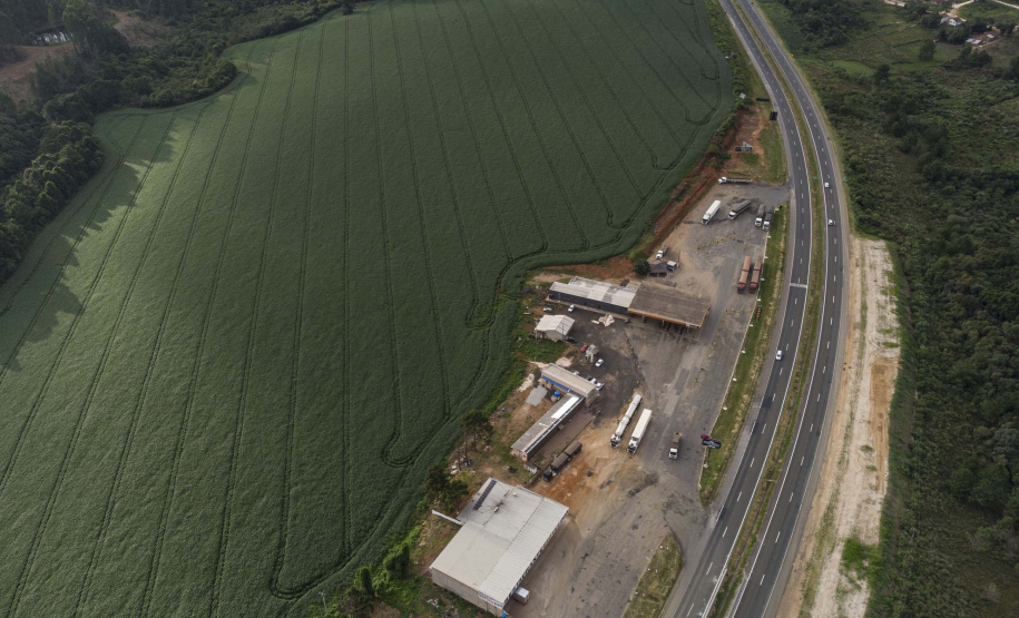 O governador Carlos Massa Ratinho Junior participou nesta quinta-feira (11) da inauguração do viaduto de acesso a Piraí do Sul e ao Santuário Nossa Senhora das Brotas, nos Campos Gerais. Ele está localizado no km 256 da PR-151 e foi construído em apenas dez meses pela concessionária CCR RodoNorte, que administra a ligação entre Ponta Grossa e Jaguariaíva.
