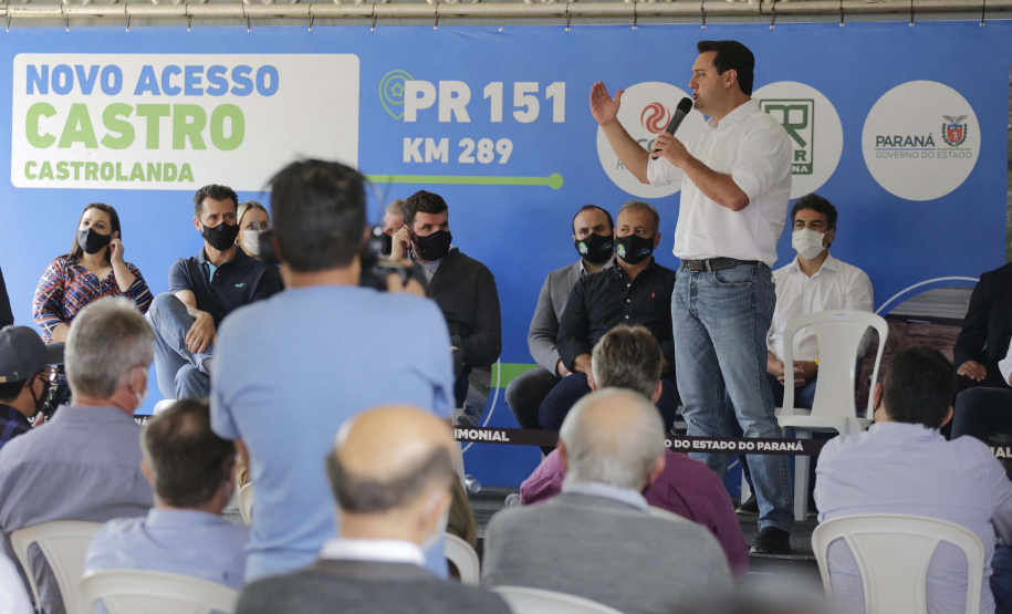 O governador Carlos Massa Ratinho Junior assinou nesta quinta-feira (11) a ordem de serviço para a execução do Contorno Norte de Castro, nos Campos Gerais. O investimento de R$ 78.978.622,85 é parte do convênio do Governo do Estado com o Banco Interamericano de Desenvolvimento (BID) e ajudará a dar impulso a uma das principais bacias leiteiras do Paraná, tirando o fluxo pesado de caminhões do Centro da cidade.