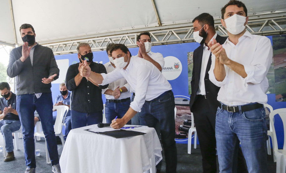 O governador Carlos Massa Ratinho Junior assinou nesta quinta-feira (11) a ordem de serviço para a execução do Contorno Norte de Castro, nos Campos Gerais. O investimento de R$ 78.978.622,85 é parte do convênio do Governo do Estado com o Banco Interamericano de Desenvolvimento (BID) e ajudará a dar impulso a uma das principais bacias leiteiras do Paraná, tirando o fluxo pesado de caminhões do Centro da cidade.