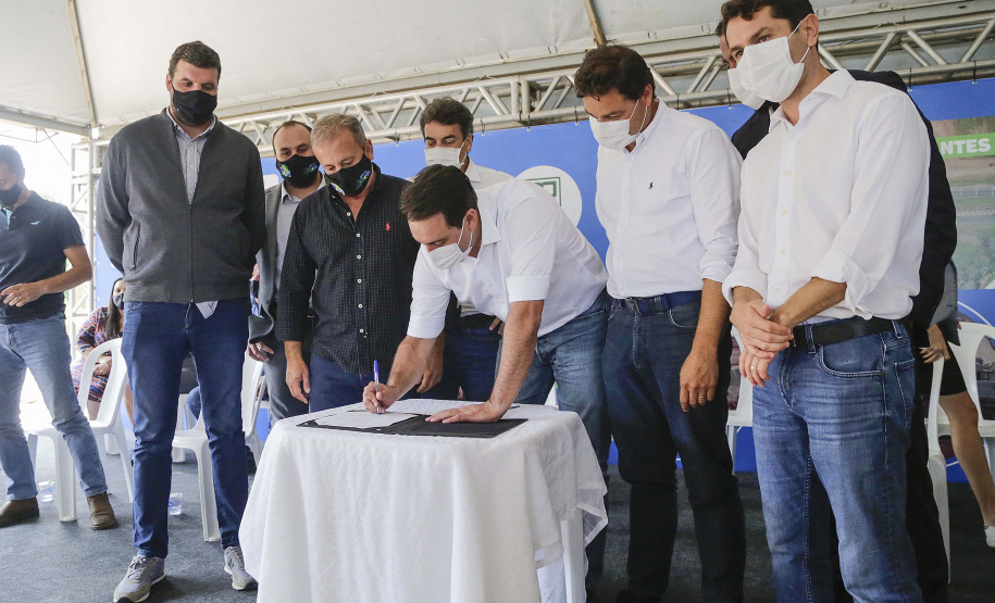 O governador Carlos Massa Ratinho Junior assinou nesta quinta-feira (11) a ordem de serviço para a execução do Contorno Norte de Castro, nos Campos Gerais. O investimento de R$ 78.978.622,85 é parte do convênio do Governo do Estado com o Banco Interamericano de Desenvolvimento (BID) e ajudará a dar impulso a uma das principais bacias leiteiras do Paraná, tirando o fluxo pesado de caminhões do Centro da cidade.