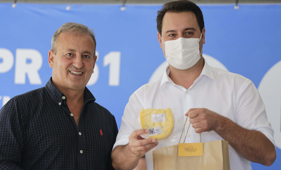 O governador Carlos Massa Ratinho Junior assinou nesta quinta-feira (11) a ordem de serviço para a execução do Contorno Norte de Castro, nos Campos Gerais. O investimento de R$ 78.978.622,85 é parte do convênio do Governo do Estado com o Banco Interamericano de Desenvolvimento (BID) e ajudará a dar impulso a uma das principais bacias leiteiras do Paraná, tirando o fluxo pesado de caminhões do Centro da cidade.