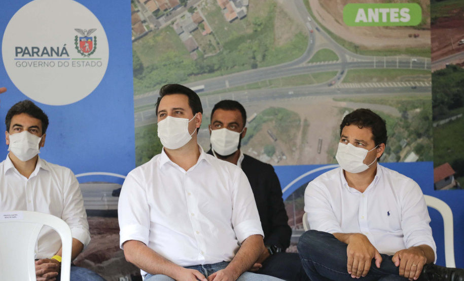 O governador Carlos Massa Ratinho Junior assinou nesta quinta-feira (11) a ordem de serviço para a execução do Contorno Norte de Castro, nos Campos Gerais. O investimento de R$ 78.978.622,85 é parte do convênio do Governo do Estado com o Banco Interamericano de Desenvolvimento (BID) e ajudará a dar impulso a uma das principais bacias leiteiras do Paraná, tirando o fluxo pesado de caminhões do Centro da cidade.