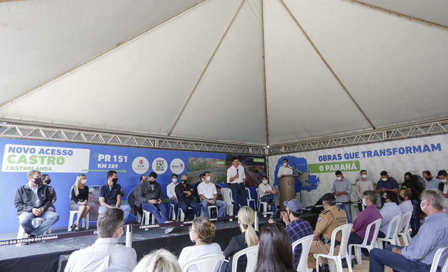 O governador Carlos Massa Ratinho Junior assinou nesta quinta-feira (11) a ordem de serviço para a execução do Contorno Norte de Castro, nos Campos Gerais. O investimento de R$ 78.978.622,85 é parte do convênio do Governo do Estado com o Banco Interamericano de Desenvolvimento (BID) e ajudará a dar impulso a uma das principais bacias leiteiras do Paraná, tirando o fluxo pesado de caminhões do Centro da cidade.