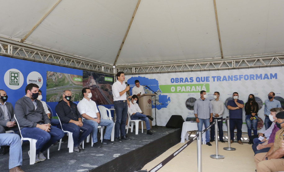 O governador Carlos Massa Ratinho Junior assinou nesta quinta-feira (11) a ordem de serviço para a execução do Contorno Norte de Castro, nos Campos Gerais. O investimento de R$ 78.978.622,85 é parte do convênio do Governo do Estado com o Banco Interamericano de Desenvolvimento (BID) e ajudará a dar impulso a uma das principais bacias leiteiras do Paraná, tirando o fluxo pesado de caminhões do Centro da cidade.
